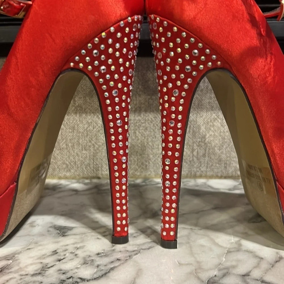 Liliana Zaria 4 Women Red Satin Platform Ankle Strap Rhinestone Pencil Heel NIB - Picture 7 of 11
